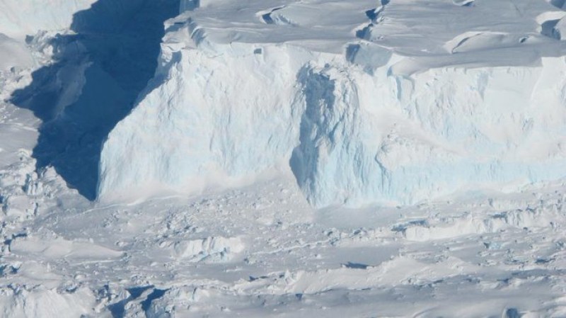 Антарктика е обширен географски район, включващ както континента Антарктида, така