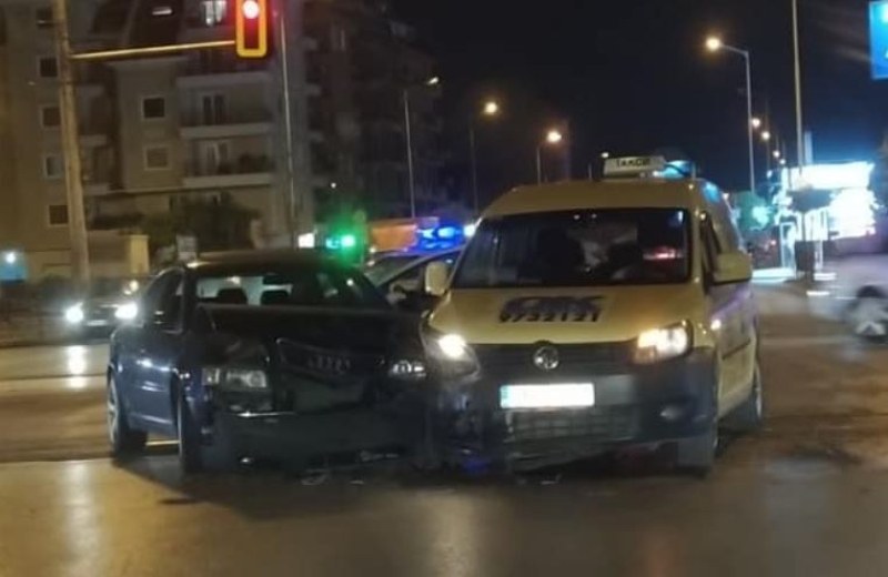 Такси и кола се сблъскаха в София.Проишествието е станало на