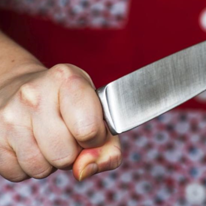 16 годишно момиче намушка с нож свой връстник на детска плошадка в Ямбол