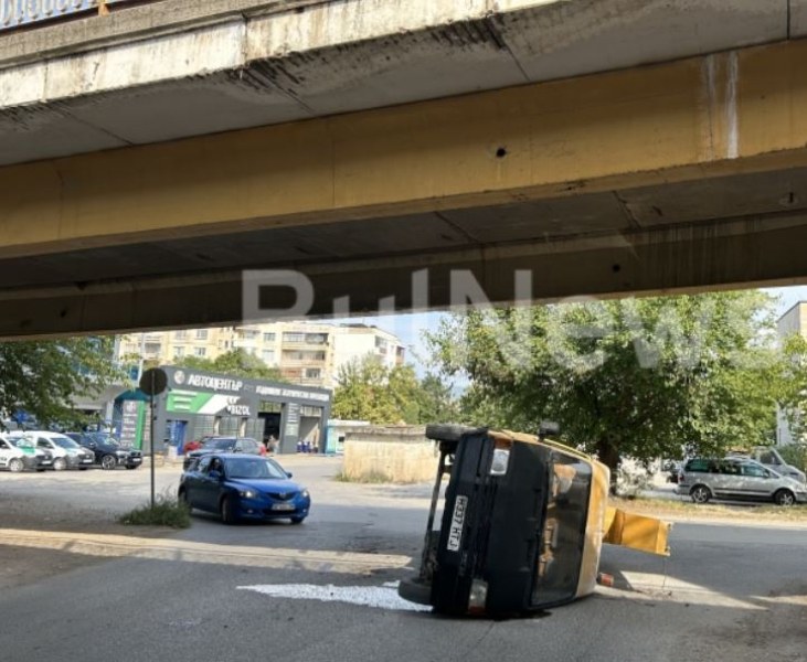 Бус падна от пътна помощ, машината се обърна СНИМКИ
