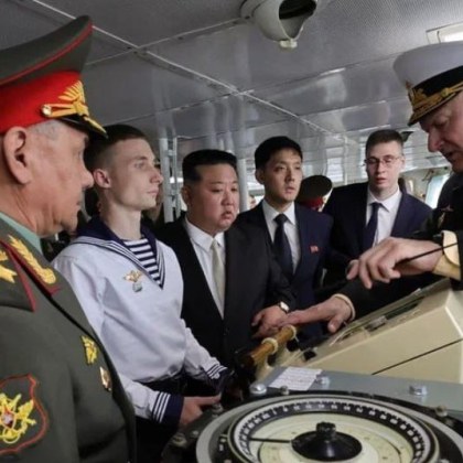 Севернокорейският лидер Ким Чен Ун разгледа руски бомбардировачи които могат