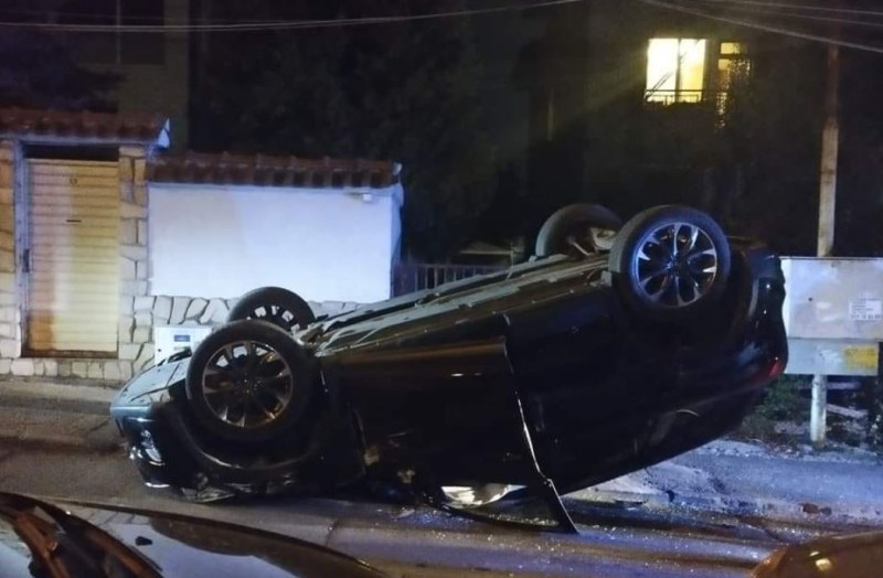 Шофьор се обърна по таван, пристигнаха пожарникари СНИМКИ