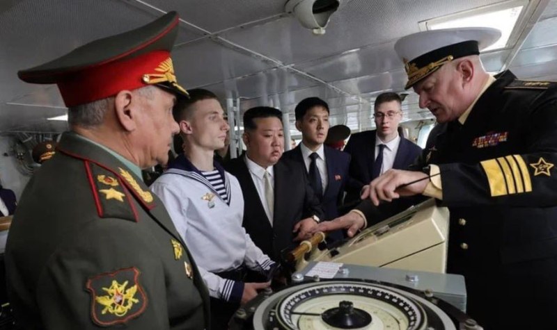 Севернокорейският лидер Ким Чен Ун разгледа руски бомбардировачи, които могат