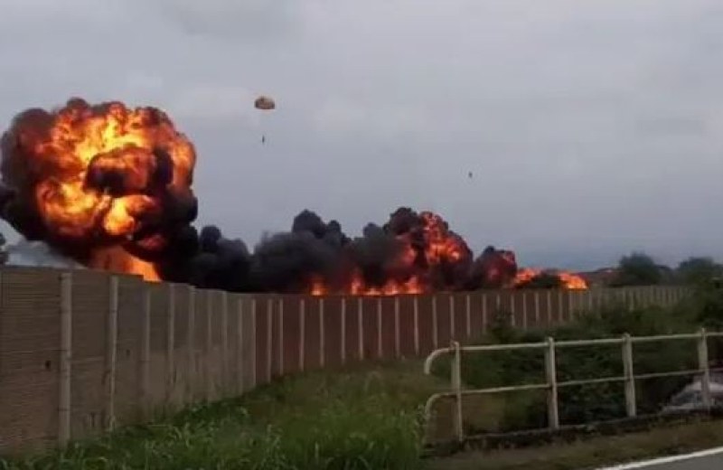 Военен самолет се разби в кола, загинало е дете!  ВИДЕО