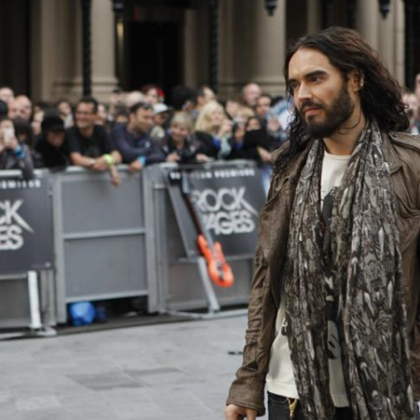 Обвиниха известния комик и актьор Ръсел Бранд в изнасилване и