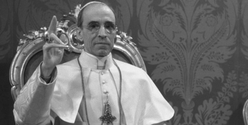 Папата е знаел за Холокоста, но е мълчал: откриха компрометиращо писмо на Пий XII