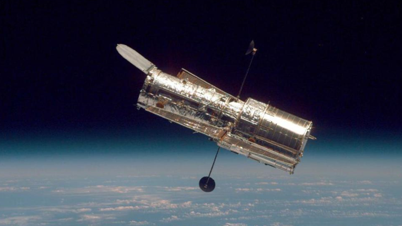 Телескопът Хъбъл направи СНИМКА на светещ диск в дълбокия космос