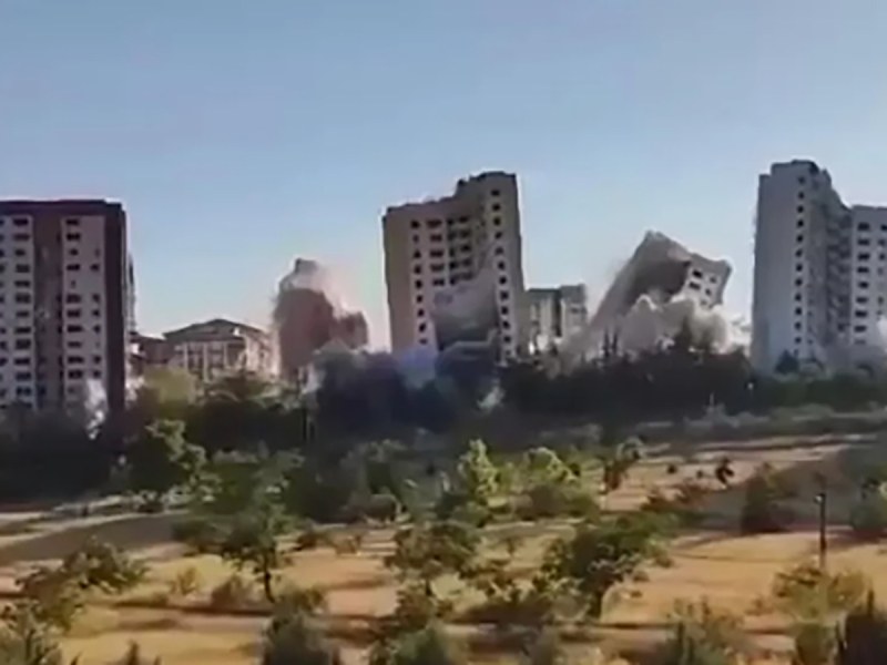 Епично ВИДЕО на едновременно срутване на 9 сгради в Турция се появи в Мрежата