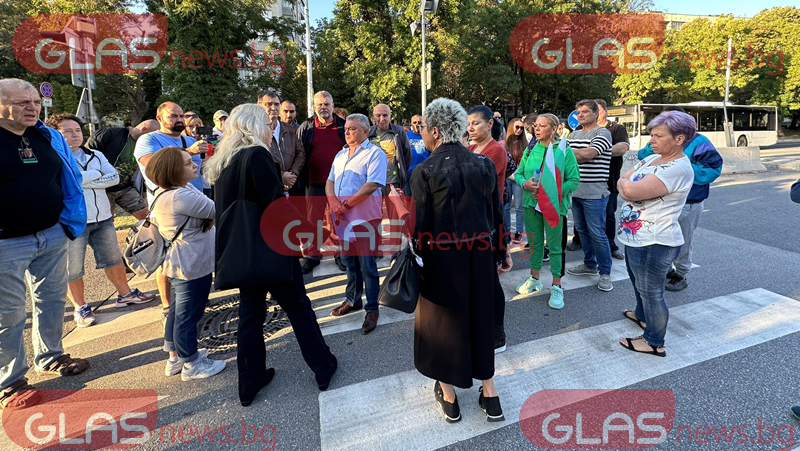 Пловдивчани блокираха булевард заради бавен ремонт СНИМКИ