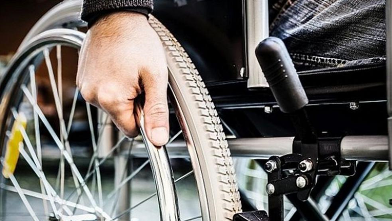 59-годишен мъж в инвалидна количка бе блъснат в неделя в