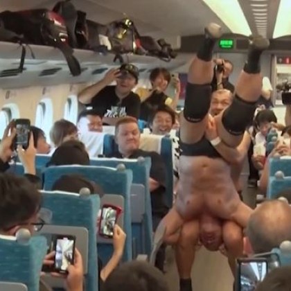 Скоростен влак Шинкансен се превърна в арена за професионална борба