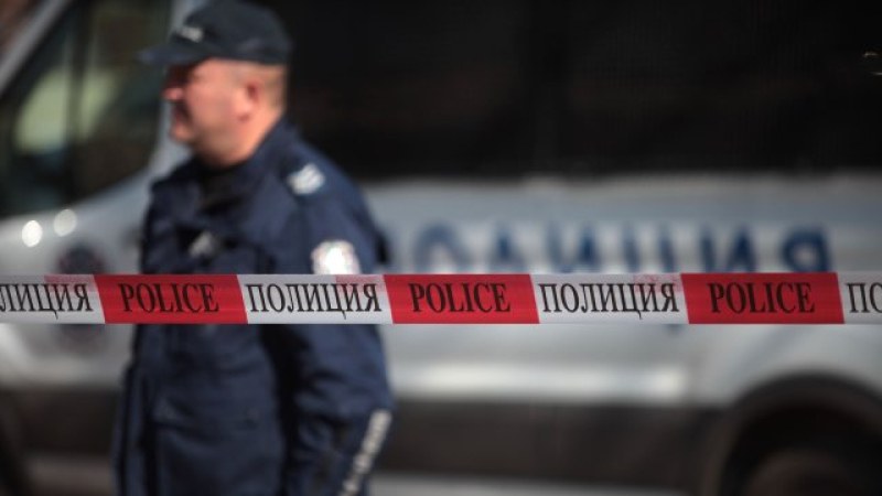 Въоръжен мъж се барикадира в близост до руския пазар в