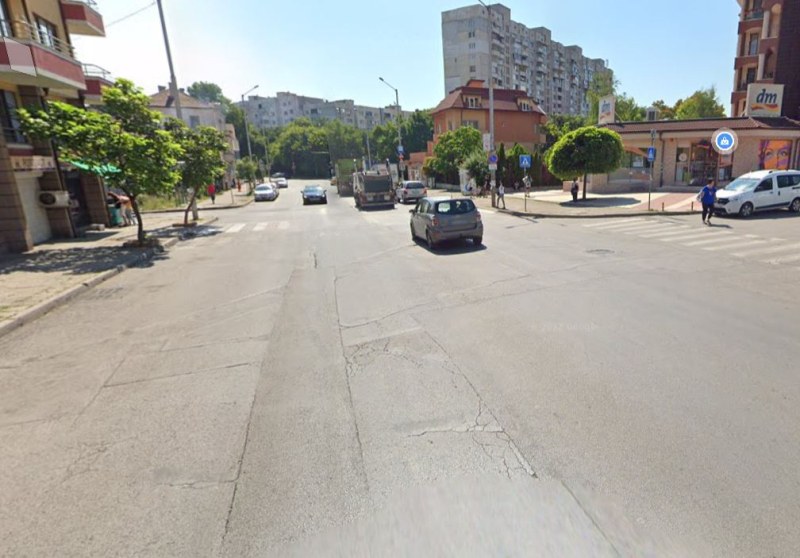 Кола помете пешеходец в София, лежи на пътя СНИМКА