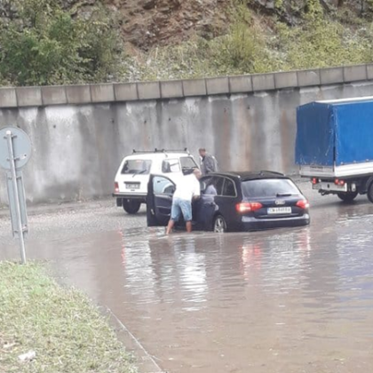 Улици в Смолян останаха под вода след проливен дъжд който