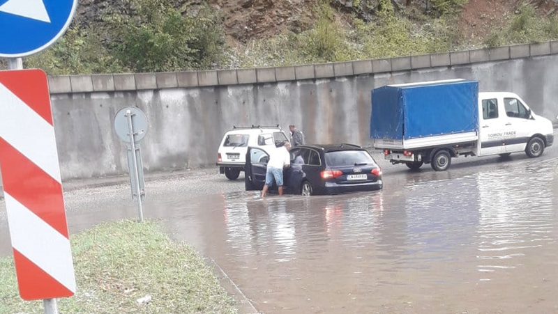 Улици в Смолян останаха под вода след проливен дъжд, който