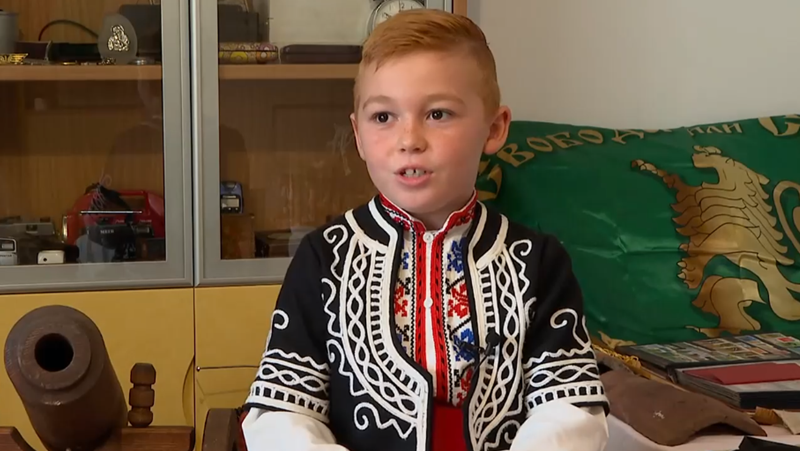7-годишно дете от София превърна стаята си в музей на българската история ВИДЕО
