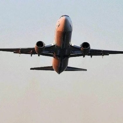 Самолет на авиокомпания AnadoluJet пристигащ от Анталия Турция излезе от