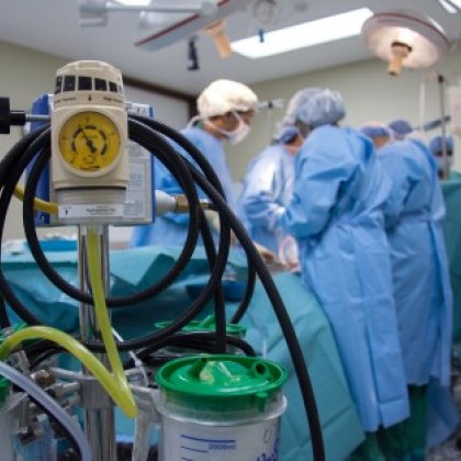 Хирурзи трансплантираха свинско сърце на умиращ мъж в опит да