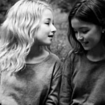 Снимки на две момичета с оптична илюзия обиколиха социалните мрежи  Не всеки