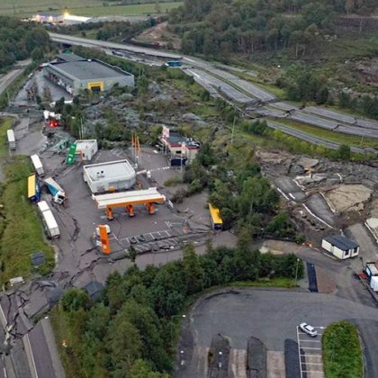 Свлачище удари голямата магистрала E6 в Stenungsund Швеция ранявайки няколко