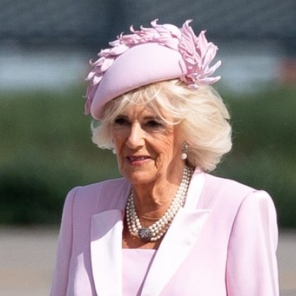 76 годишната кралица Камила смая със сияещия си вид по