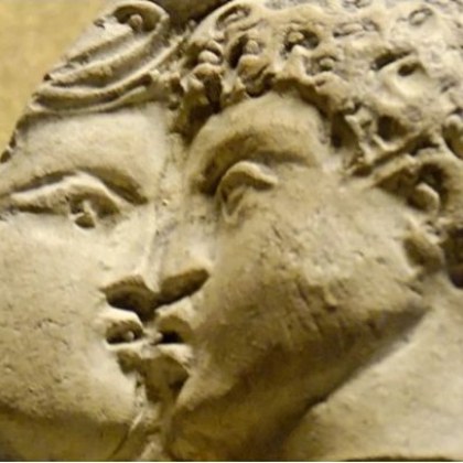 В аналите на Древна Гърция целувката няма модерни конотации на