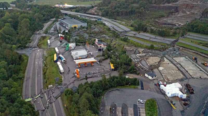 Свлачище на магистрала в Швеция! 4 коли и автобус паднаха в кратера