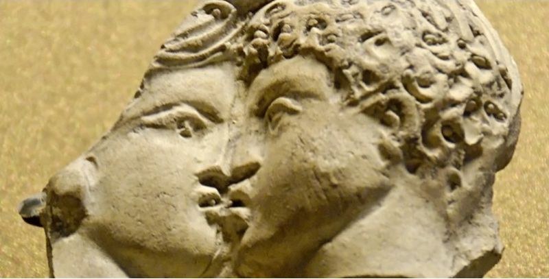 В аналите на Древна Гърция целувката няма модерни конотации на