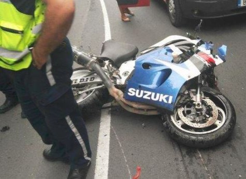 Моторист и приятелката му пострадаха тежко при катастрофа във врачанско