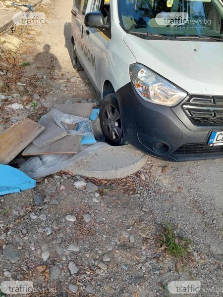 Кола пропадна на злополучна пловдивска улица СНИМКА
