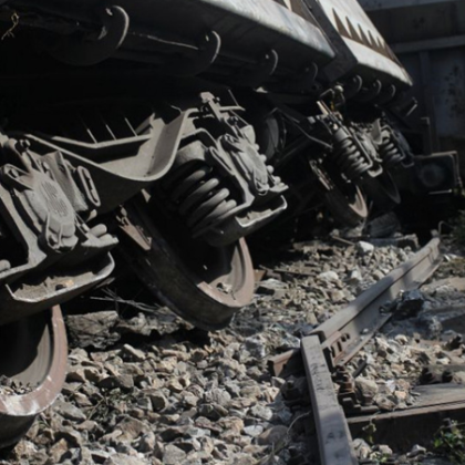 Най малко 30 души бяха ранени при железопътна катастрофа в