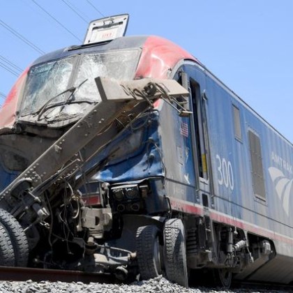 Петима души загинаха снощи след като товарен влак се сблъска