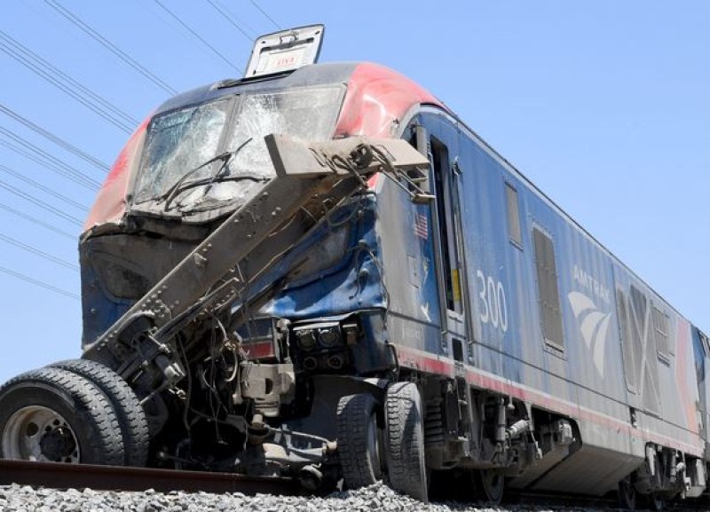 Петима души загинаха снощи, след като товарен влак се сблъска