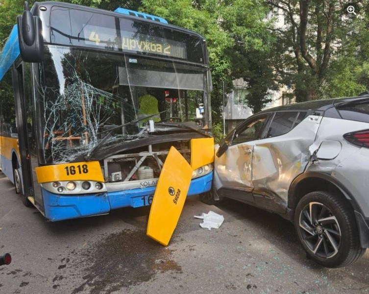 Тролей и кола се сблъскаха в София СНИМКИ