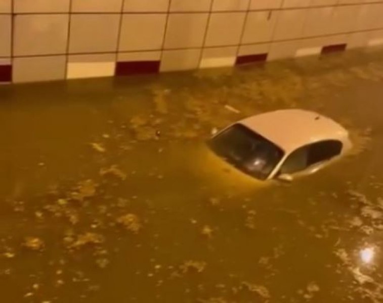 Бури връхлетяха Румъния, има щети и наводнения ВИДЕО+СНИМКИ