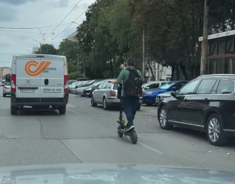 Дете с тротинетка подкара по булевард в София ВИДЕО