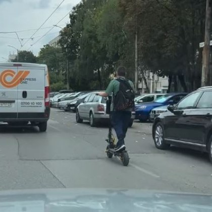 Дете с тротинетка подкара по булевард в София ВИДЕО