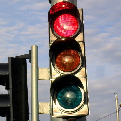 Светофарната уредба на кръстовището между улиците Съединение и Недялка Шилева