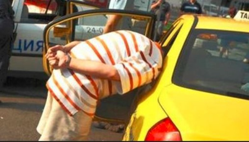 Полицаи спряха такси в Пазарджишко - арестуваха двама мъже