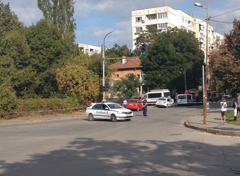 Мъж се барикадира и заля с бензин, заплаши, че ще се запали СНИМКА