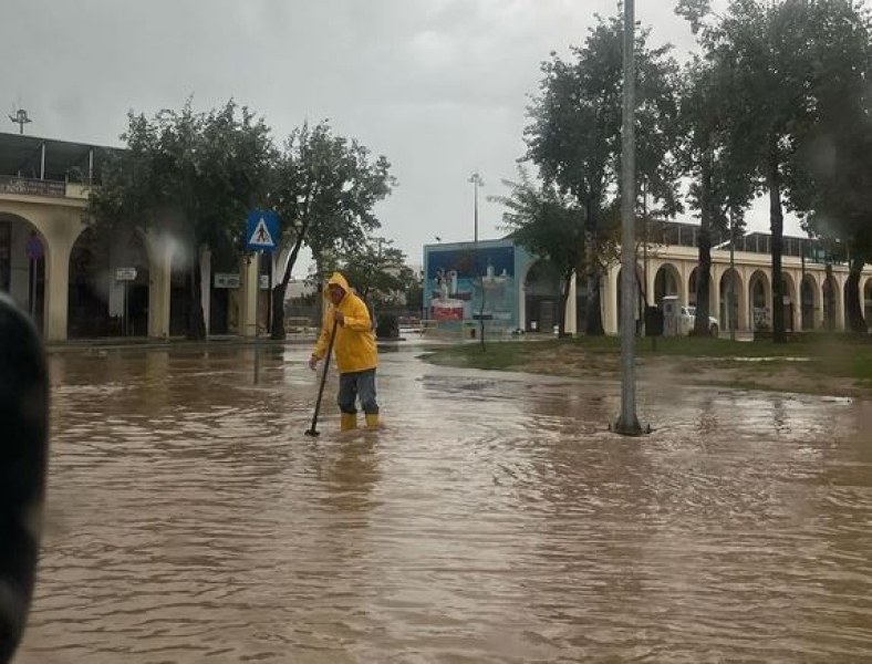 Бури връхлетяха Гърция, улици са под вода ВИДЕО+СНИМКИ