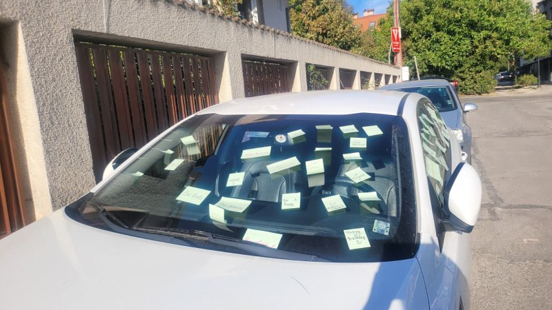 Лек автомобил в София е осъмнал с множество лепящи се