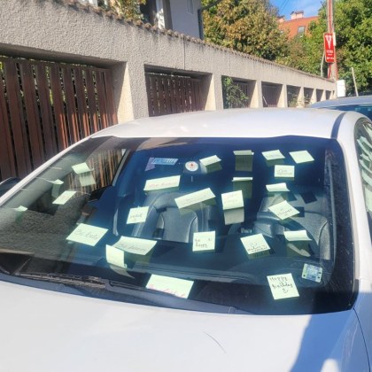 Лек автомобил в София е осъмнал с множество лепящи се