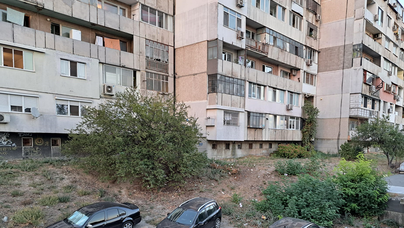Бебешки памперси и боклуци летят от тераси на блок във Варна