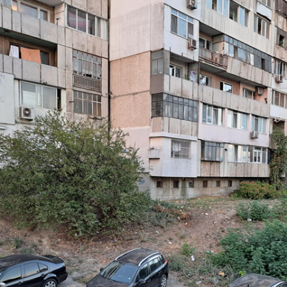 Бебешки памперси и боклуци летят от тераси на блок във Варна