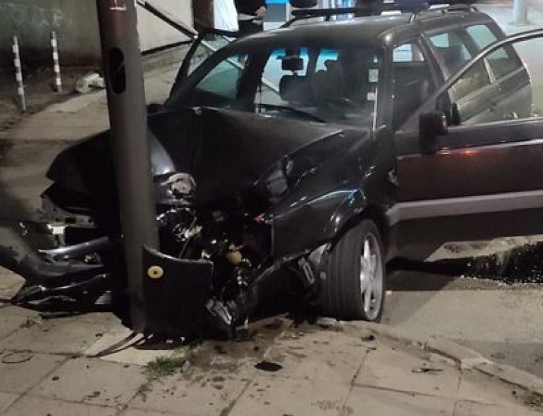 Тежък пътен инцидент е сталал в София.Лек автомобил се е