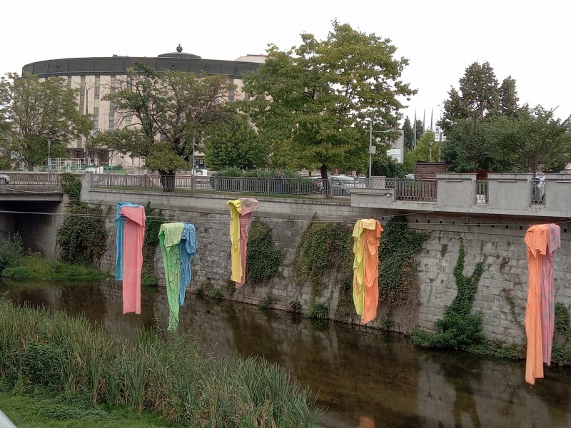 Парчета плат виснаха над река в наш град. Изкуство ли е?