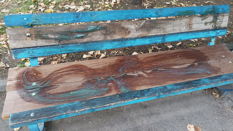 По-добре не сядайте на тези пейки в София, намазаха ги с грес СНИМКИ