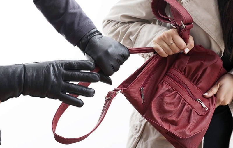 Посред бял ден: Крадец издърпа чантата на млада жена в Пловдив