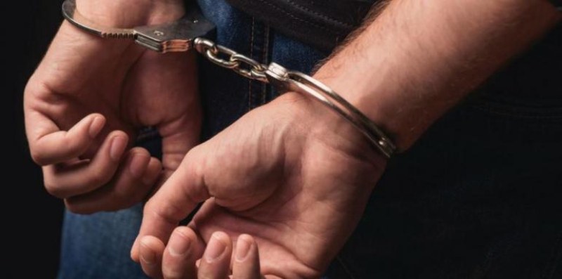 Криминално проявен 46-годишен перничанин е задържан за изнудване и заплахи.